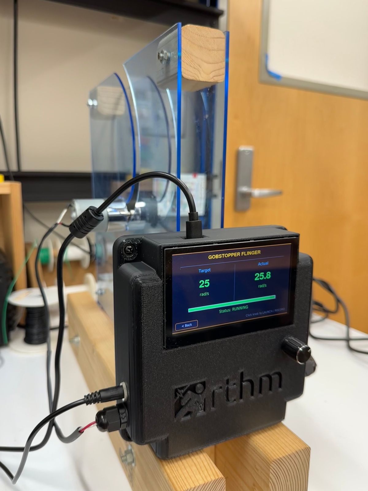 Touchscreen showing a target speed of 25 rad/s and a measured speed of 25.8 rad/s, status running